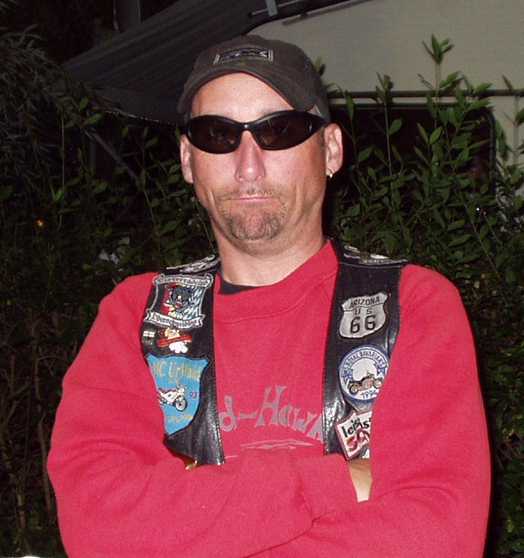 Es ist dunkel, ich trage Sonnenbrille....ich sehe zwar nichts, aber ich bin cool....bis es mich im Dunkeln aufs Maul haut