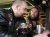 Die zwei an der Bar...das wird gef�hrlich